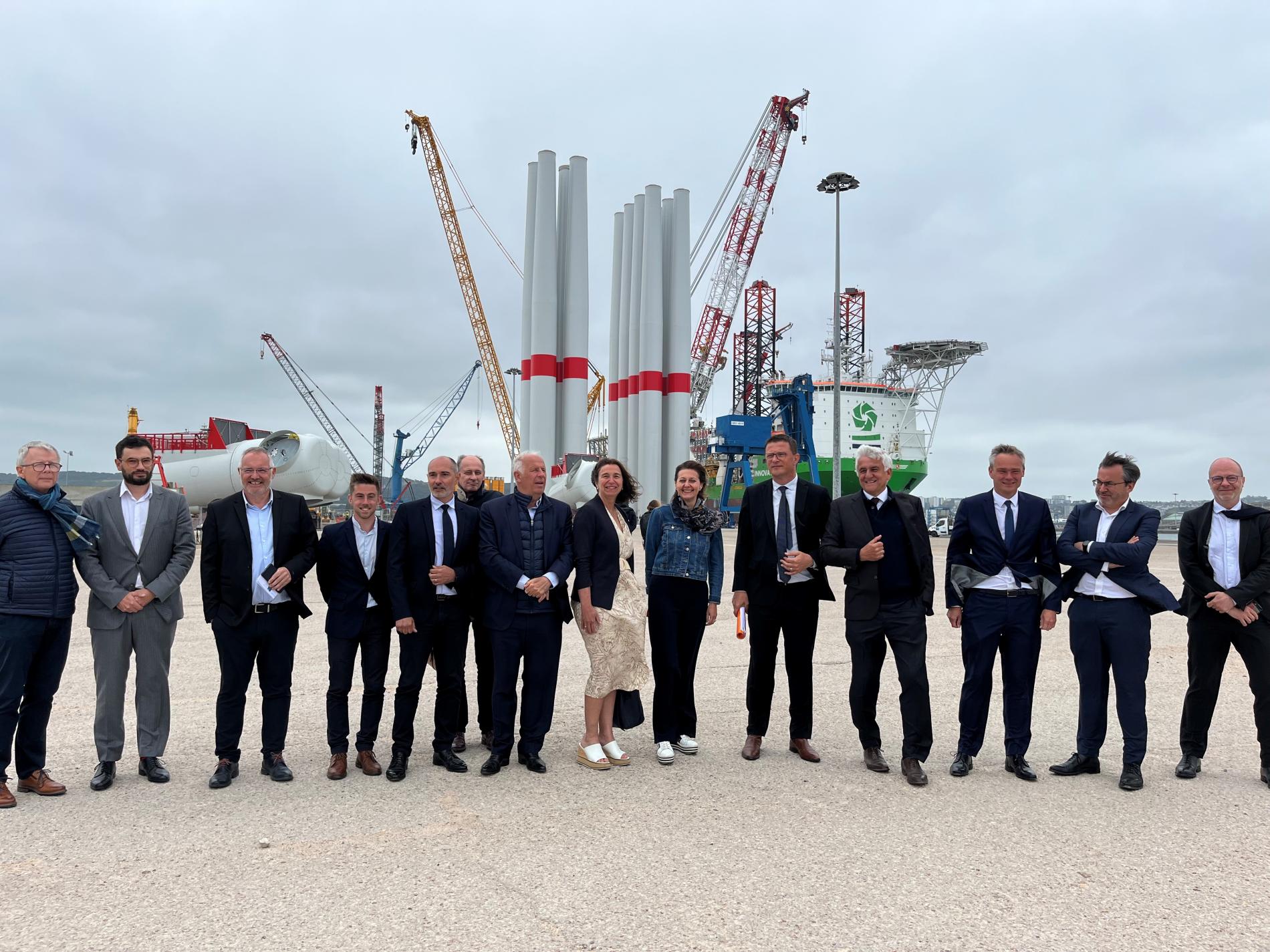 Port_de_Cherbourg_1er_chargement_eoliennes_pour_Fecamp_Elus_de_Ports_de_Normandie