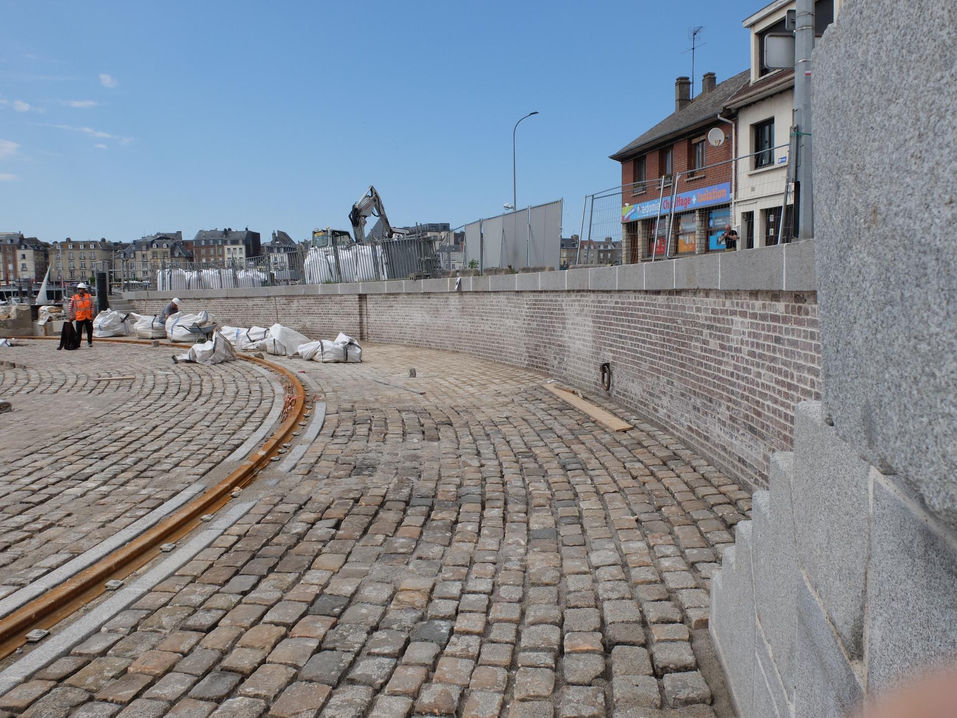 Pavage et mur de la zone de rotation du pont Colbert