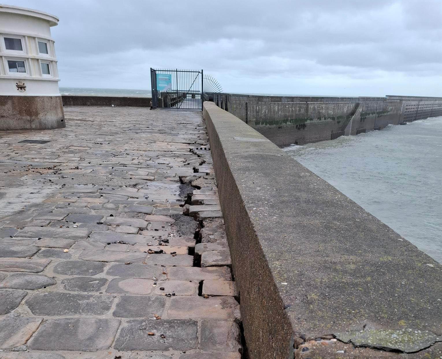 Suite tempête Goretti - Port de Dieppe : Fermeture de la jetée Ouest EN